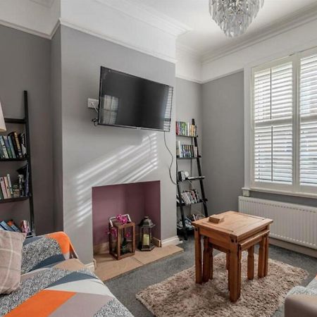 Entire 2-Bedroom House With Garden ยอร์ค ภายนอก รูปภาพ
